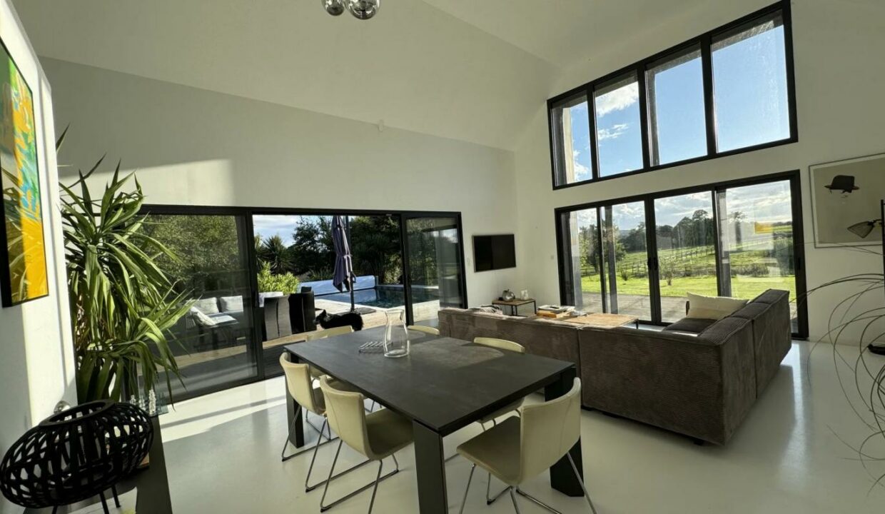 84839454-30092025-102902-2