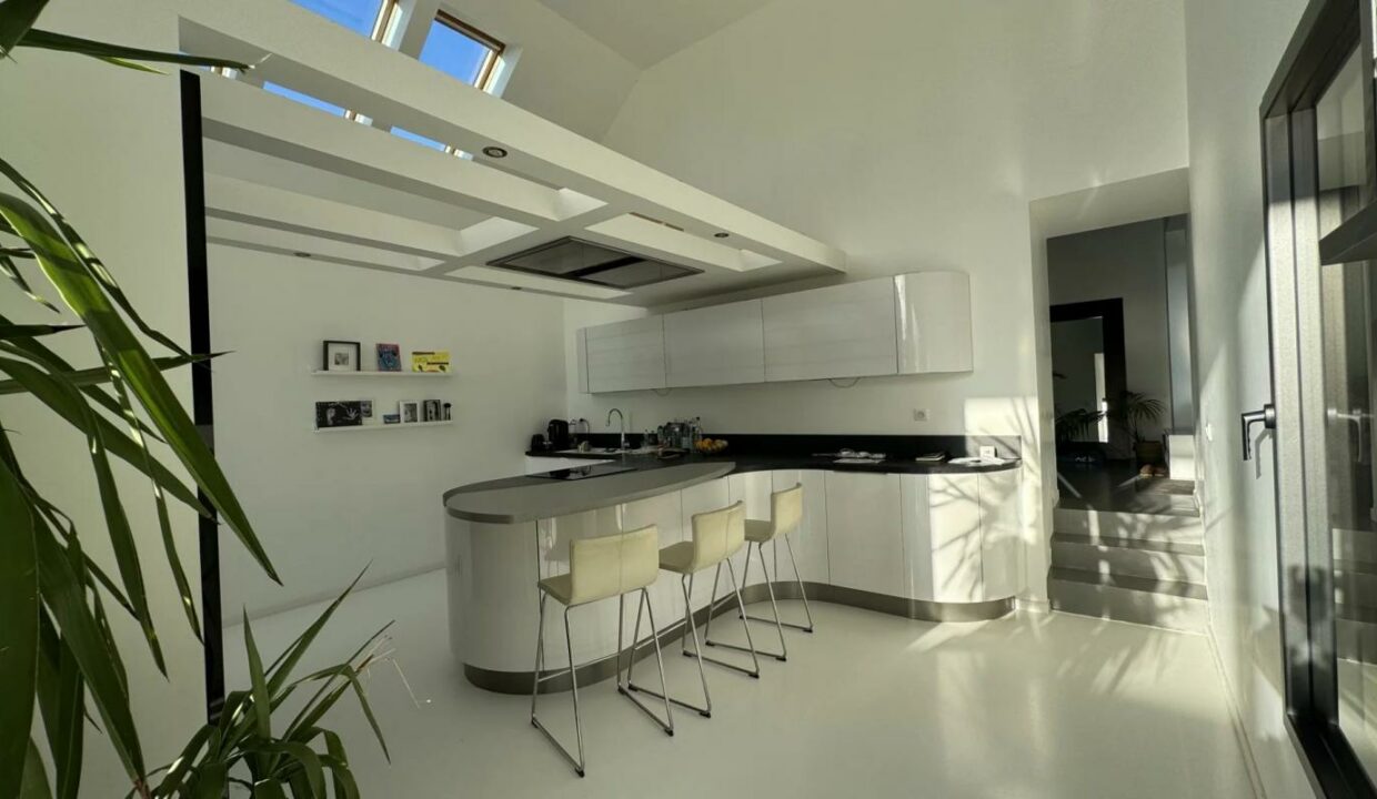 84839454-30092025-102902-4