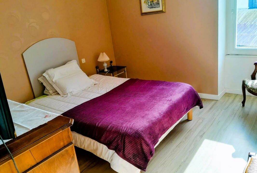 1976EB-10022026-045613-7