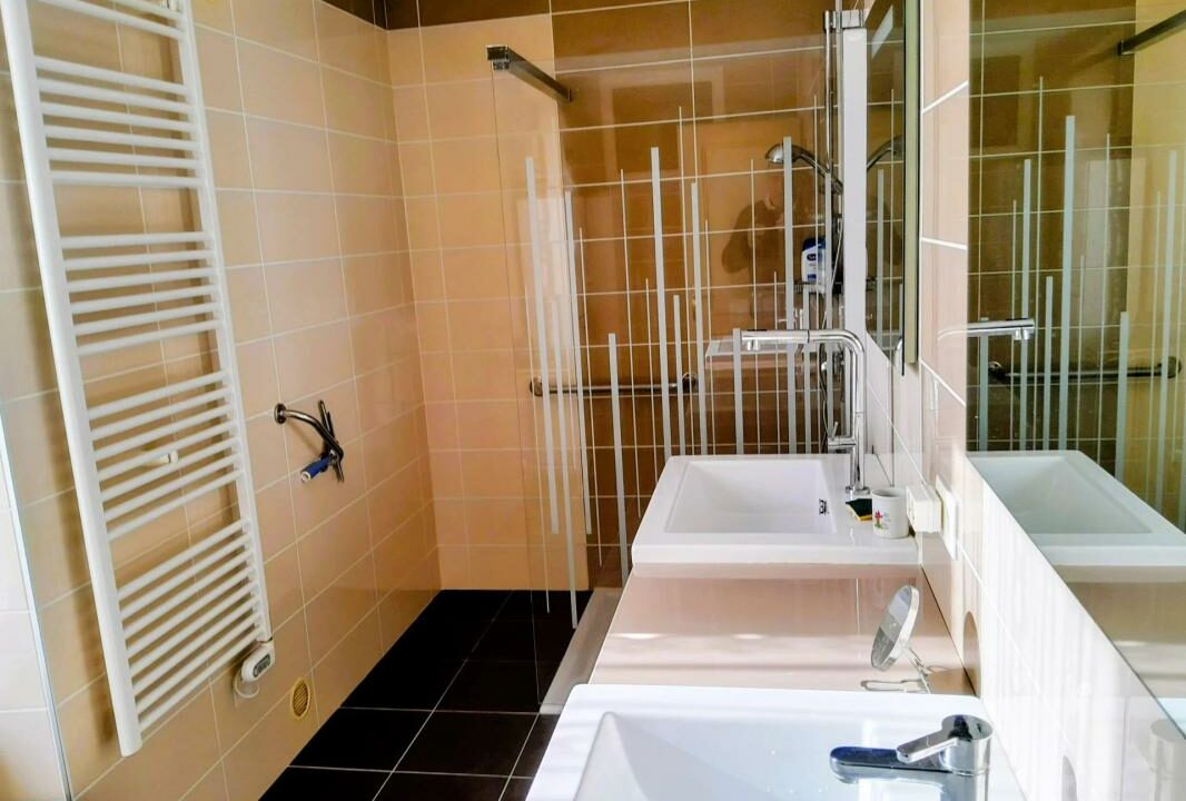 1976EB-08042026-221434-7